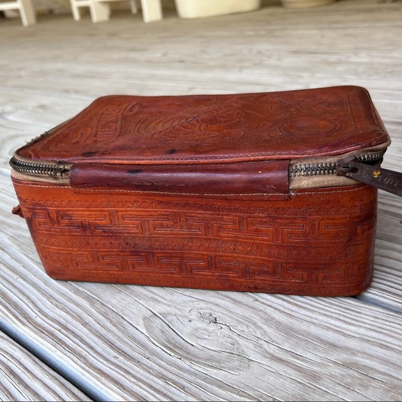 Vintage 1930s Mexico tooled leather box with acwalite celluloid brush shoehorn - Picture 4 of 16
